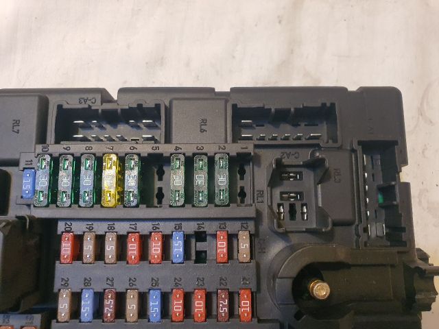 bontott MINI COUNTRYMAN Biztosítéktábla Utastér