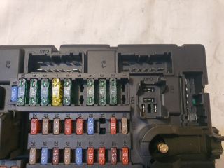 bontott MINI COUNTRYMAN Biztosítéktábla Utastér