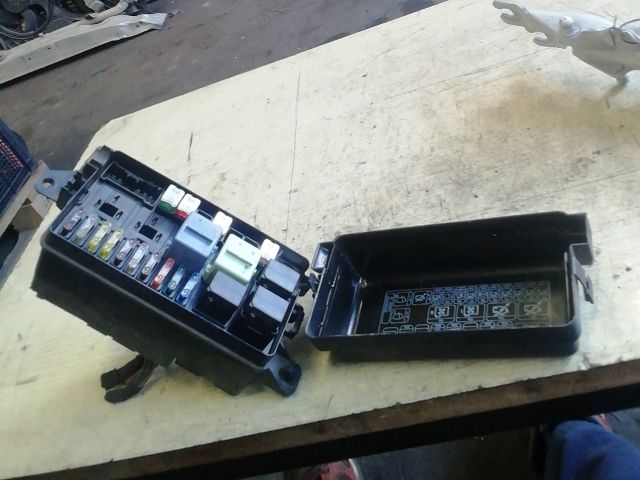 bontott MINI COUNTRYMAN Biztosítéktábla Motortér