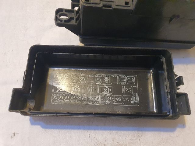 bontott MINI COUNTRYMAN Biztosítéktábla Motortér