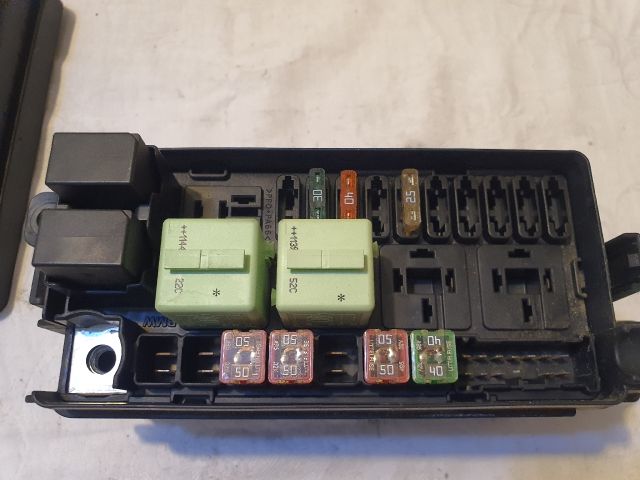 bontott MINI COUNTRYMAN Biztosítéktábla Motortér