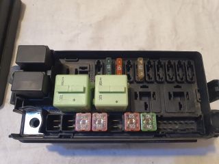 bontott MINI COUNTRYMAN Biztosítéktábla Motortér