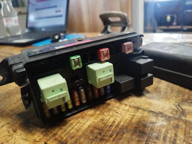 bontott MINI HATCHBACK Biztosítéktábla Motortér