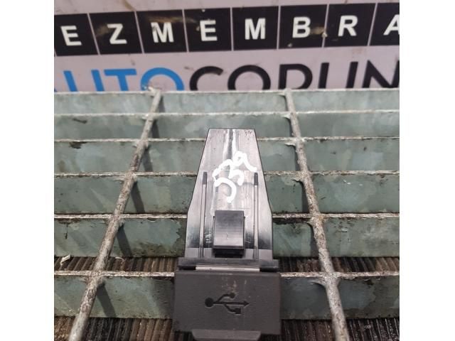 bontott MITSUBISHI ASX USB Aljzat