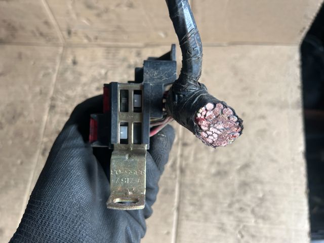 bontott MITSUBISHI Canter Biztosítéktábla Motortér