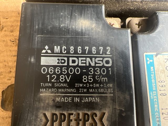 bontott MITSUBISHI Canter Biztosítéktábla Motortér