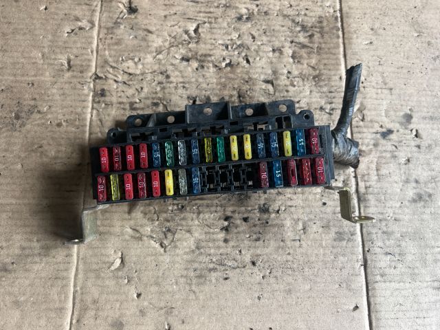 bontott MITSUBISHI Canter Biztosítéktábla Motortér