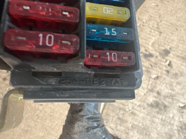 bontott MITSUBISHI Canter Biztosítéktábla Motortér