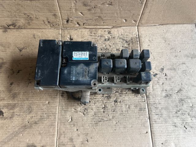 bontott MITSUBISHI Canter Biztosítéktábla Motortér