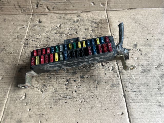 bontott MITSUBISHI Canter Biztosítéktábla Motortér