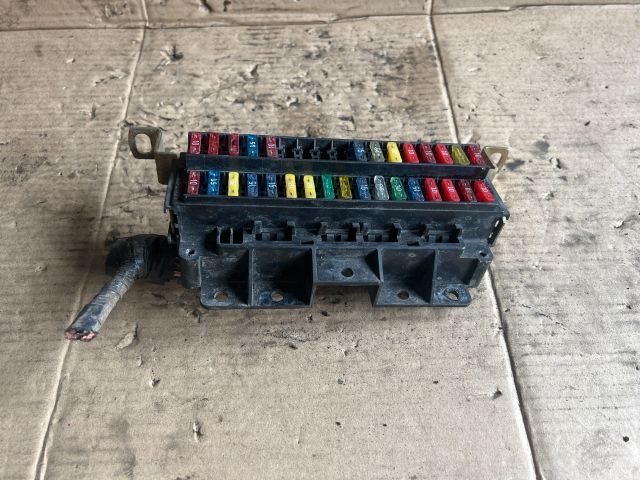 bontott MITSUBISHI Canter Biztosítéktábla Motortér