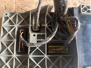 bontott MITSUBISHI Canter Biztosítéktábla Motortér