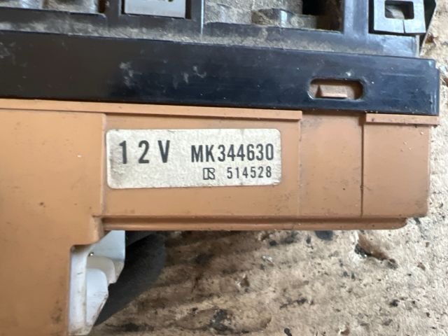 bontott MITSUBISHI Canter Bal első Ablakemelő Kapcsoló