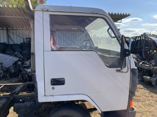 bontott MITSUBISHI Canter Jobb első Ajtó (Részeivel)