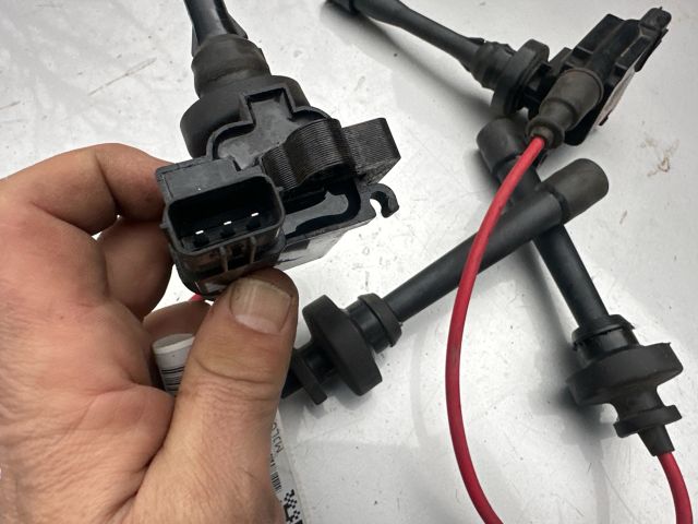 bontott MITSUBISHI CARISMA Gyújtótrafó Szett