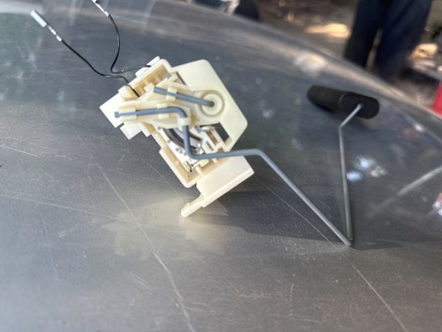 bontott MITSUBISHI CARISMA Üzemanyagszint Jeladó