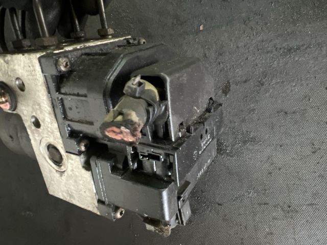 bontott MITSUBISHI CARISMA ABS Kocka