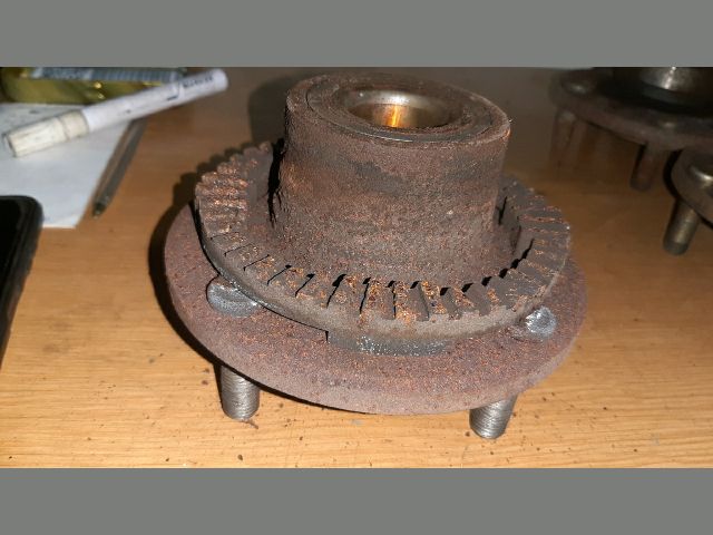 bontott MITSUBISHI CARISMA Bal hátsó Kerékagy