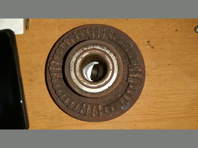 bontott MITSUBISHI CARISMA Bal hátsó Kerékagy