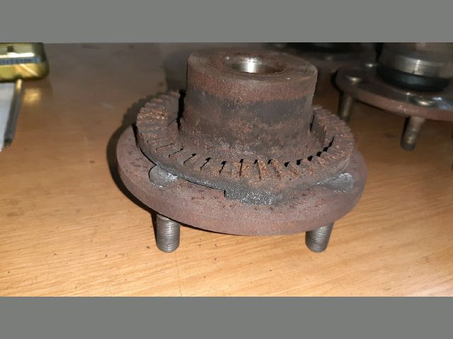 bontott MITSUBISHI CARISMA Jobb hátsó Kerékagy