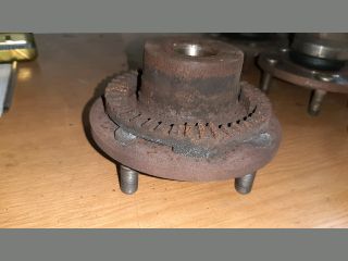 bontott MITSUBISHI CARISMA Jobb hátsó Kerékagy