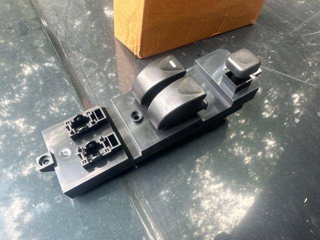 bontott MITSUBISHI CARISMA Bal első Ablakemelő Kapcsoló