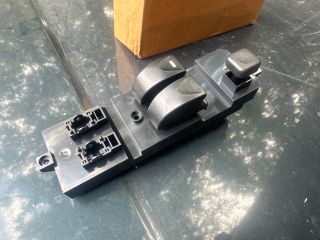 bontott MITSUBISHI CARISMA Bal első Ablakemelő Kapcsoló