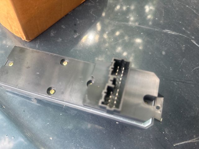 bontott MITSUBISHI CARISMA Bal első Ablakemelő Kapcsoló