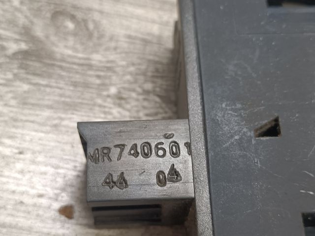 bontott MITSUBISHI CARISMA Bal hátsó Ablakemelő Kapcsoló