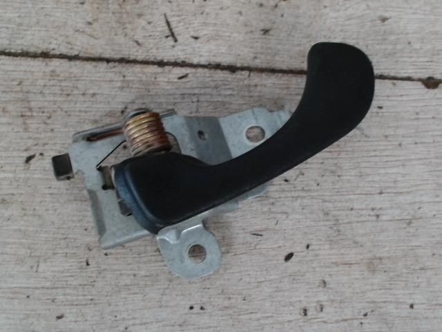 bontott MITSUBISHI CARISMA Bal hátsó Belső Kilincs