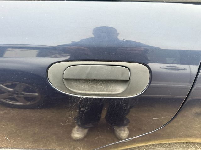 bontott MITSUBISHI CARISMA Bal hátsó Külső Kilincs