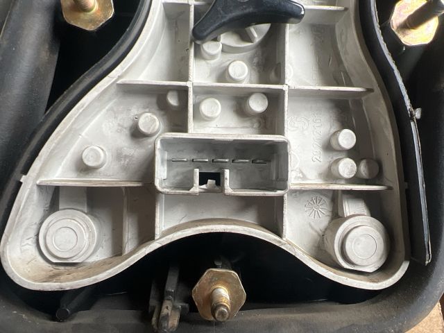 bontott MITSUBISHI CARISMA Bal Hátsó Lámpa