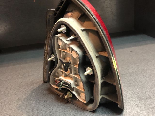 bontott MITSUBISHI CARISMA Bal Külső Hátsó Lámpa