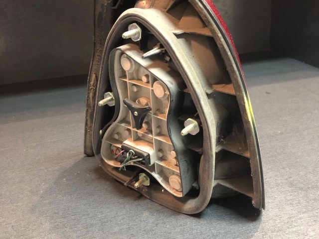 bontott MITSUBISHI CARISMA Bal Külső Hátsó Lámpa