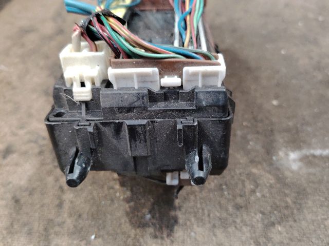 bontott MITSUBISHI CARISMA Biztosítéktábla Utastér