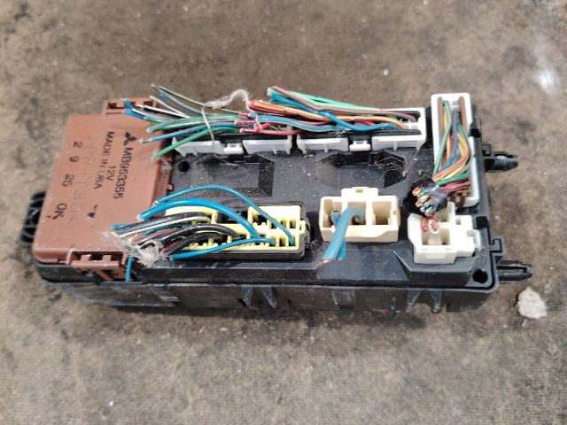 bontott MITSUBISHI CARISMA Biztosítéktábla Utastér