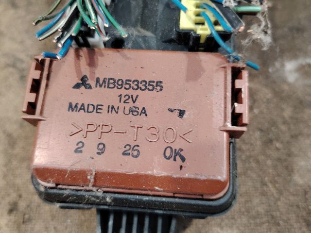 bontott MITSUBISHI CARISMA Biztosítéktábla Utastér