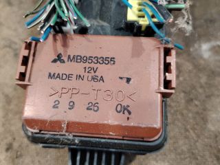 bontott MITSUBISHI CARISMA Biztosítéktábla Utastér