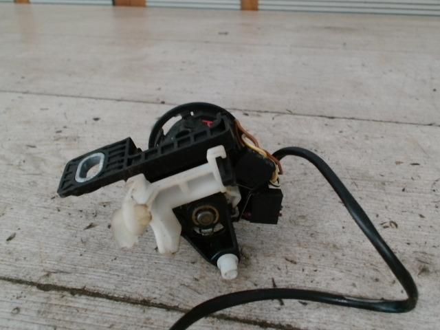 bontott MITSUBISHI CARISMA Csomagtérajtó Zárbetét