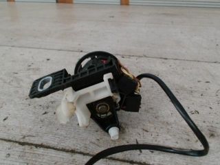 bontott MITSUBISHI CARISMA Csomagtérajtó Zárbetét