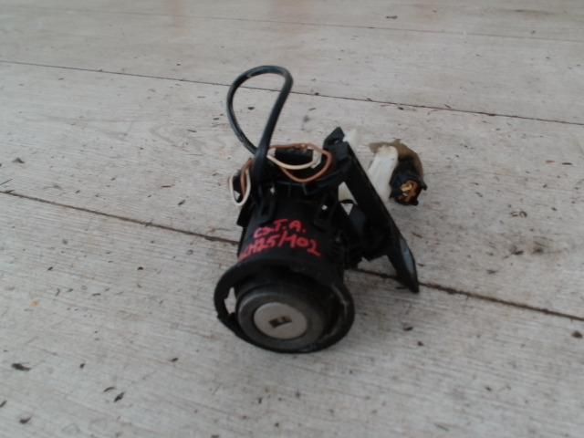 bontott MITSUBISHI CARISMA Csomagtérajtó Zárbetét