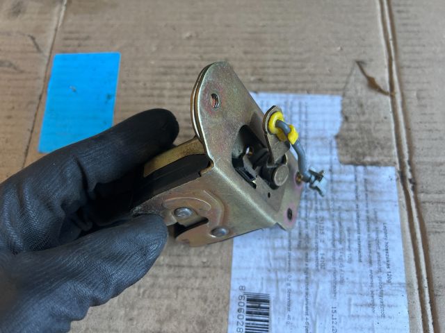 bontott MITSUBISHI CARISMA Csomagtérajtó Zárszerkezet