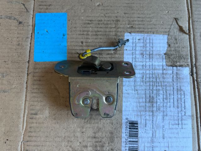 bontott MITSUBISHI CARISMA Csomagtérajtó Zárszerkezet