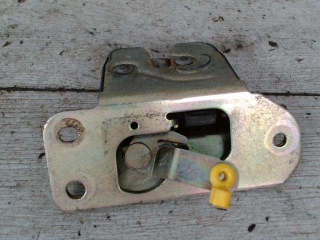 bontott MITSUBISHI CARISMA Csomagtérajtó Zárszerkezet