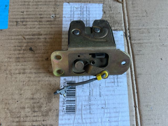 bontott MITSUBISHI CARISMA Csomagtérajtó Zárszerkezet