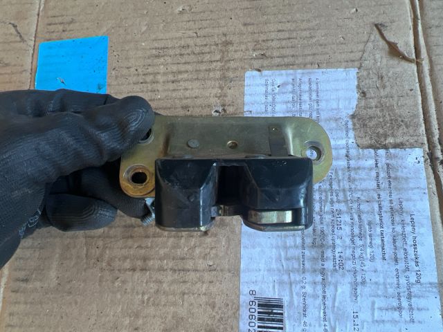 bontott MITSUBISHI CARISMA Csomagtérajtó Zárszerkezet