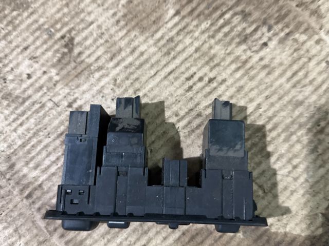 bontott MITSUBISHI CARISMA Fényszórómagasság Állító Kapcsoló