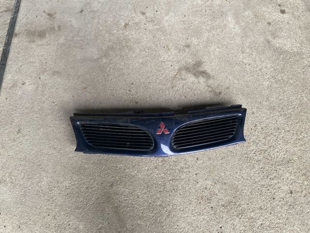 bontott MITSUBISHI CARISMA Hűtőrács