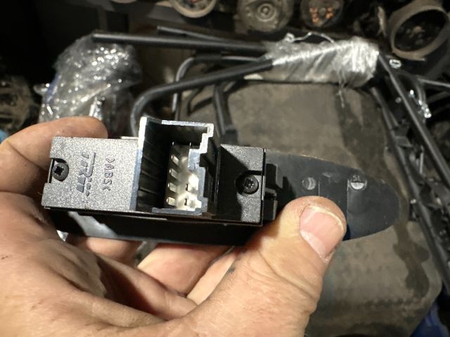 bontott MITSUBISHI CARISMA Jobb első Ablakemelő Kapcsoló