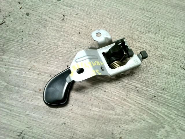 bontott MITSUBISHI CARISMA Jobb első Belső Kilincs